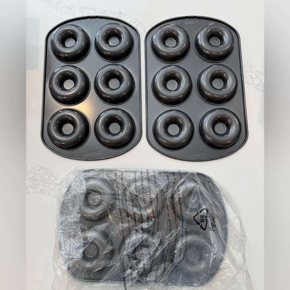 WILTON 4 pack donut Pans - Picture 7 of 10